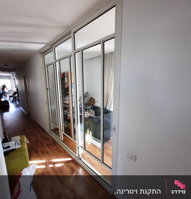 דלתות אלומיניום עם זכוכית במסדרון מואר